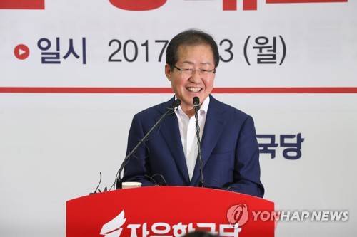 (서울=연합뉴스) 안정원 기자 = 자유한국당 홍준표 신임 당대표가 3일 오후 서울 여의도 당사에서 기자회견을 하고 있다. 2017.7.3      jeong@yna.co.kr