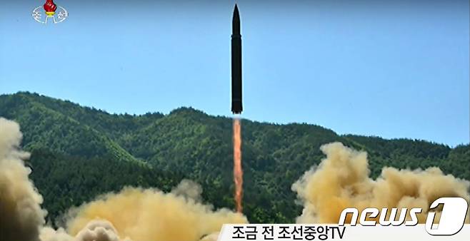 4일 오후 조선중앙방송이 중대발표를 통해 북한의 대륙간 탄도미사일 '화성 14형'의 발사 성공을 전했다.  사진은 화성 14형 발사 모습 .(TV화면) 2017.7.4/뉴스1 © News1 민경석 기자