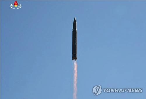 (서울=연합뉴스) 북한 조선중앙TV는 4일 대륙간 탄도미사일(ICBM) '화성-14' 시험발사에 성공했다며 ICBM 발사 모습을 공개했다. 2017.7.4       [국내에서만 사용가능. 재배포 금지. For Use only in the Republic of Korea. No Redistribution]      nkphoto@yna.co.kr