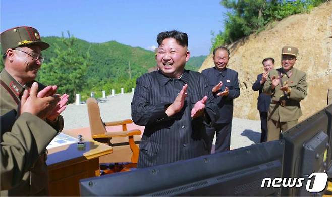 북한 노동당 기관지 노동신문은 5일 김정은 노동당 위원장이 참관한 가운데 대륙간탄도미사일(ICBM) 화성-14형의 시험발사를 성공했다고 보도했다. (출처:노동신문) © News1