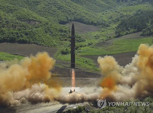 (평양 AP/조선중앙통신=연합뉴스) 북한 조선중앙통신은 4일 진행한 대륙간탄도미사일(ICBM) '화성-14' 발사(사진)를 통해 미사일 탄두부의 대기권 재진입 및 단 분리 기술을 시험했다고 5일 밝혔다.  bulls@yna.co.kr