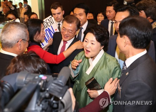 (베를린=연합뉴스) 배재만 기자 = 문재인 대통령과 부인 김정숙 여사가 5일(현지시간) 독일 방문 첫 일정으로 독일 베를린 하얏트 호텔에서 열린 동포 오찬 간담회에 참석해 교민들의 환영을 받고 있다. 2017.7.5     scoop@yna.co.kr