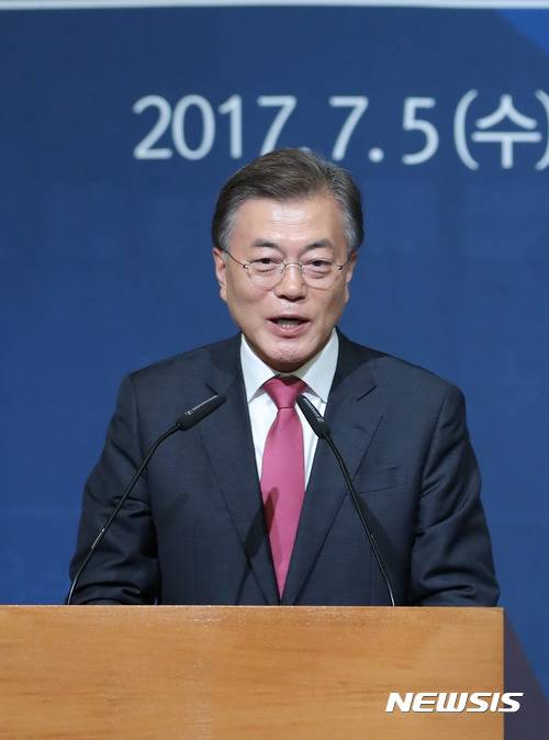 【베를린(독일)=뉴시스】 문재인 대통령이 5일 오후(현지시간) 베를린 하얏트호텔에서 열린 독일 동포간담회에 참석해 인사말을 하고 있다. 2017.07.05. (사진=청와대 제공)   photo@newsis.com