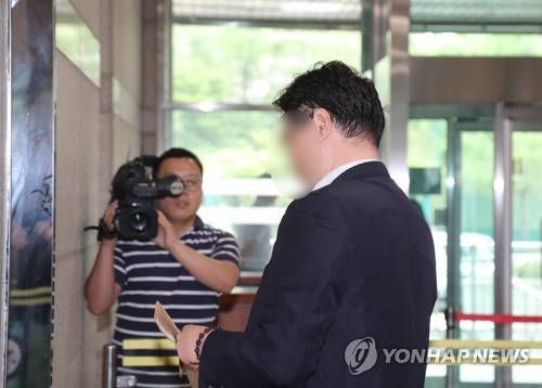 (서울=연합뉴스) 정경재 기자 = 문재인 대통령의 아들 준용씨를 대상으로 한 '취업특혜 의혹 제보 조작'과 관련해 국민의당 이용주 의원의 보좌관 김모씨가 참고인 신분으로 6일 오후 서울 양천구 서울남부지검에 출석하고 있다.     jaya@yna.co.kr