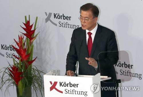 (베를린=연합뉴스) 김주형 기자 = 문재인 대통령이 6일 오후(현지시간) 구 베를린 시청 베어 홀에서 열린 쾨르버 재단 초청연설에서 한반도 평화구축과 남북관계, 통일 등에 대해 발언하고 있다. 2017.7.6