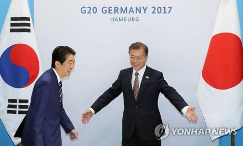 문재인 대통령과 아베 신조 일본 총리가 지난 7일 오전(현지시간) 독일 함부르크 G20 정상회의장인 메세홀 양자회담장에서 열린 한-일 정상회담에서 악수한 뒤 자리로 향하고 있다. 사진/함부르크=연합뉴스