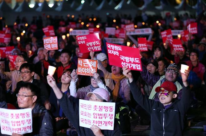 국정원의 댓글 공작이 검찰 수사를 통해 드러나자 시민단체와 학계, 종교계 등 각계각층에서 시국성명이 발표됐으며, 전국 주요도시에서는 국정원의 대선 개입을 규탄하는 촛불집회도 열렸다. 제16차 범국민촛불대회가 2013년 10월19일 저녁 서울광장에서 국정원정치공작대선개입시국회의 주최로 열려 참석자들이 “국정원도 모자라, 국방부도 선거개입”을 규탄하고 있다. 이종근 기자 root2@hani.co.kr