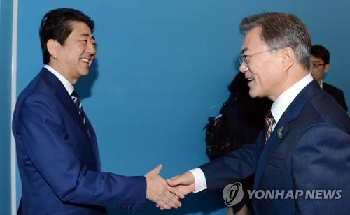 (함부르크=연합뉴스) 배재만 기자 = 문재인 대통령이 7일 오전(현지시간) 독일 함부르크 G20 정상회의장 메세홀 양자회담장에서 열린 한일 정상회담장 입구에서 아베 신조 일본 총리를 맞고 있다. 2017.7.7 scoop@yna.co.kr