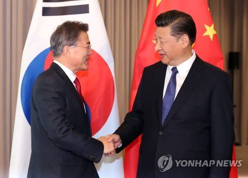 (베를린=연합뉴스) 배재만 기자 = 문재인 대통령과 시진핑 중국 국가주석이 6일 오전(현지시간) 베를린 인터콘티넨탈 호텔에서 열린 한-중 정상회담에서 악수하고 있다. 2017.7.6 scoop@yna.co.kr
