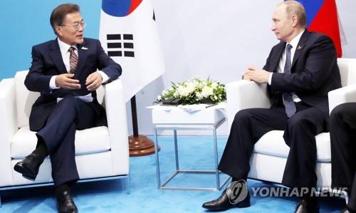 (함부르크=연합뉴스) 배재만 기자 = 문재인 대통령이 7일 오후(현지시간) 독일 함부르크 G20 메세 A4홀 내 양자회담장에서 블라디미르 푸틴 러시아 대통령을 만나 얘기를 나누고 있다. 2017.7.7  scoop@yna.co.kr