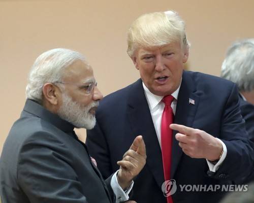 지난달 8일 독일 함부르크에서 열린 주요20개국(G20) 정상회의에서 나렌드라 모디(왼쪽) 인도 총리가 도널드 트럼프 미국 대통령과 대화하고 있다.[AP=연합뉴스 자료사진]