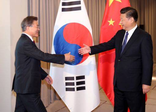 문재인 대통령과 시진핑 중국 국가주석이 지난 6일 오전(현지시간) 베를린 인터콘티넨탈 호텔에서 열린 한-중 정상회담에서 악수하고 있다. 사진/베를린=연합뉴스