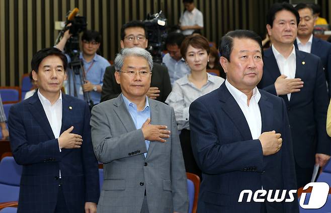 박주선 국민의당 비상대책위원장(앞줄 오른쪽부터)과 김동철 원내대표, 이용호 정책위의장이 10일 오후 서울 여의도 국회에서 열린 긴급 의원총회에서 국민의례를 하고 있다. 2017.7.10/뉴스1 © News1 안은나 기자