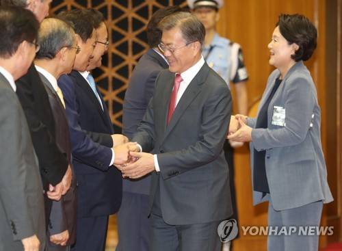 조금전 서울공항에 도착한 문재인대통령, 김정숙여사 | 인스티즈
