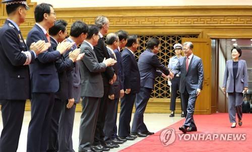 조금전 서울공항에 도착한 문재인대통령, 김정숙여사 | 인스티즈