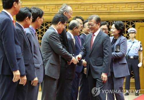 조금전 서울공항에 도착한 문재인대통령, 김정숙여사 | 인스티즈
