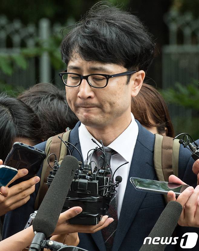 '문준용씨 특혜채용 제보조작' 사건으로 공직선거법상 허위사실 공표 혐의를 받는 이준서 전 국민의당 최고위원이 11일 오전 서울 양천구 서울남부지방법원에서 열리는 영장실질심사에 출석하며 취재진의 질문을 듣고 있다. 2017.7.11/뉴스1 © News1 이승배 기자