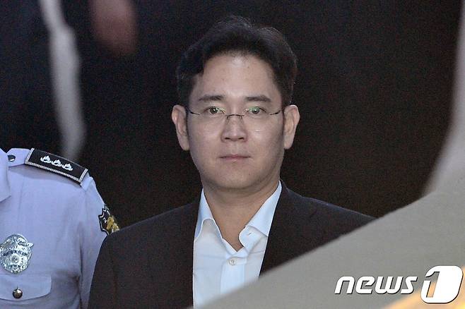 이재용 삼성전자 부회장이 12일 오전 서울 서초구 서울중앙지방법원에서 열린 뇌물공여 혐의 관련 39회 공판에 출석하고 있다. 2017.7.12/뉴스1 © News1 민경석 기자