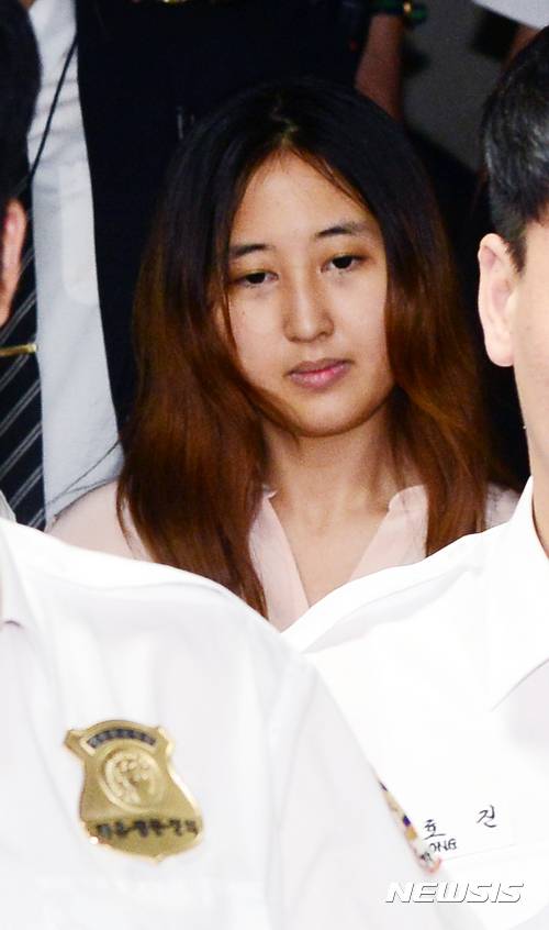 【서울=뉴시스】박주성 기자 = 이재용 삼성전자 부회장 재판에 증인으로 출석한 최순실의 딸 정유라가 12일 오후 법원보안관리대의 경호를 받으며 서울 서초구 서울중앙지방법원을 나서고 있다. 2017.07.12. park7691@newsis.com
