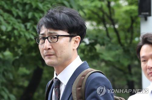 (서울=연합뉴스) 하사헌 기자 = 문재인 대통령 아들 준용씨에 대한 '취업특혜 의혹 제보조작' 사건에 관여한 혐의로 사전구속영장이 청구된 국민의당 이준서 전 최고위원이 11일 오전 구속 전 피의자심문(영장실질심사)을 받기 위해 서울남부지법에 들어서고 있다. 2017.7.11  toadboy@yna.co.kr