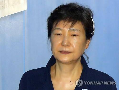 박근혜 전 대통령이 지난 6일 공판에 출석하기 위해 서울 서초구 중앙지법으로 들어서는 모습. [연합뉴스 자료사진]