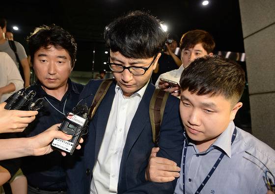 '제보조작' 관련 혐의로 구속영장이 발부된 이준서 전 국민의당 최고위원이 12일 새벽 양천구 서울남부지검에서 서울남부구치소로 이송되고 있다. 2017.7.12/뉴스1  <저작권자 © 뉴스1코리아, 무단전재 및 재배포 금지>