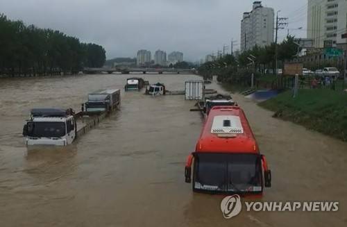 (증평=연합뉴스) 오은재 기자 = 16일 내린 집중폭우로 충북 증평 보강천 하상 주차장이 물에 잠겼다. 이 비로 차량 57대가 침수되거나 유실됐다. 2017.7.16