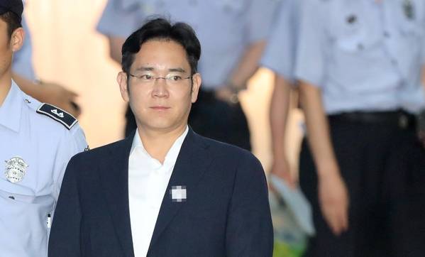 이재용 삼성전자 부회장이 지난 21일 오전 재판에 출석하기 위해 서울 서초구 중앙지법에 도착하고 있다. /연합뉴스
