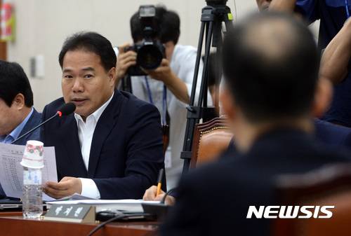 【서울=뉴시스】이영환 기자 = 24일 오전 서울 여의도 국회 법제사법위원회 회의실에서 열린 문무일 검찰총장 후보자 인사청문회에 참석한 국민의당 이용주 의원이 질의를 하고 있다. 2017.07.24.  20hwan@newsis.com