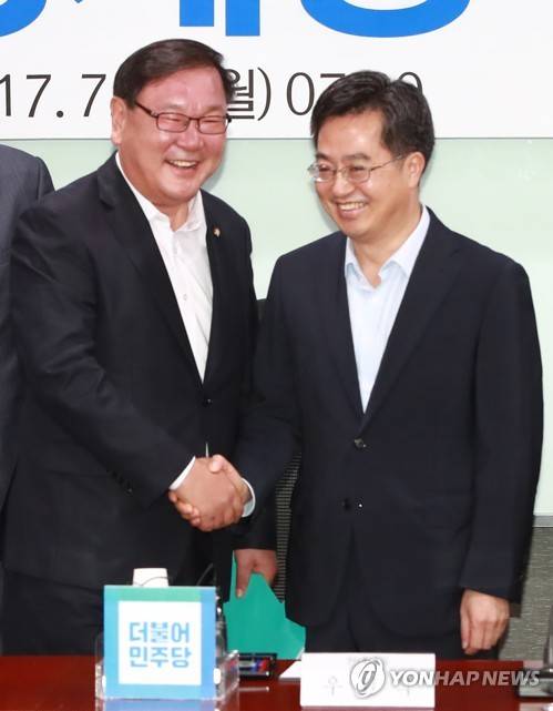 (서울=연합뉴스) 홍해인 기자 = 김동연 경제부총리 겸 기획재정부 장관(오른쪽)이 24일 오전 서울 여의도 국회 의원회관에서 열린 새정부 경제정책방향 당정협의회에서 김태년 정책위의장과 악수하고 있다. 2017.7.24      hihong@yna.co.kr