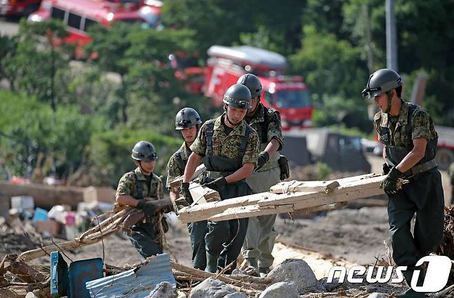 일본 육상자위대원들이 지난 14일 후쿠오카현 아사쿠라시의 폭우 피해 지역에서 복구 작업을 벌이고 있다. © AFP=뉴스1