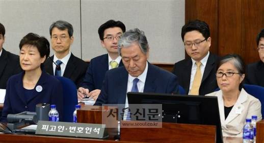 대법원이 25일 대법관회의를 열어 주요 재판의 TV 생중계를 허용하기로 결정하면서 재판정에 가지 않아도 재판 상황을 생생하게 볼 수 있게 됐다. ‘국정 농단’ 재판의 핵심인 박근혜 전 대통령과 이재용 삼성전자 부회장의 선고 공판도 생중계가 가능하다. 사진은 지난 5월 23일 서울중앙지법 417호 대법정에서 진행된 첫 공판에 등장한 박근혜(앞줄 맨 왼쪽) 전 대통령과 최순실(맨 오른쪽)씨.서울신문 DB