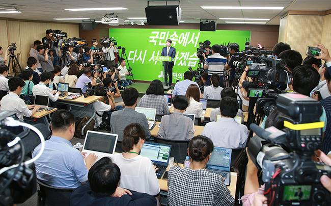 안철수 전 국민의당 대표가 7월 12일 제보조작 사건과 관련해 “책임을 통감한다”며 사과하는 기자회견을 하고 있다.