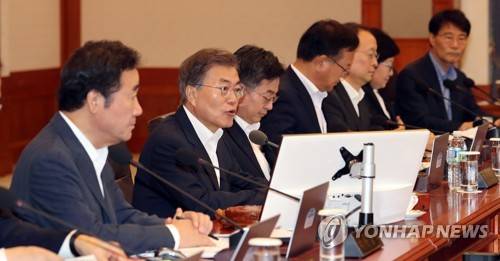 (서울=연합뉴스) 배재만 기자 = 문재인 대통령이 25일 오전 청와대에서 취임 후 세 번째로 국무회의를 주재하고 있다. 2017.7.25  scoop@yna.co.kr  (끝)