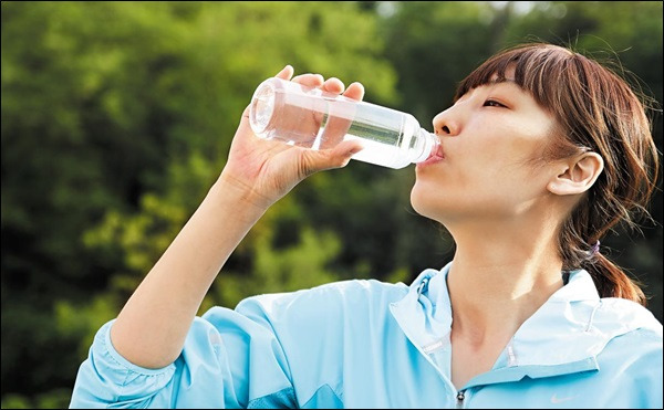 물은 하루에 다섯 잔 정도 마시면 된다. 찬물 보다는 따뜻한 물이 소화 등에 좋고, 카페인이 든 커피나 녹차 등으로 수분 섭취를 대신하는 건 삼가야 한다.