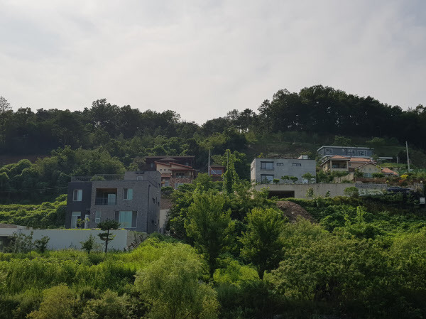 경기 양평군 옥천면의 산 속에 자리잡은 타운하우스들의 모습./한상혁 기자