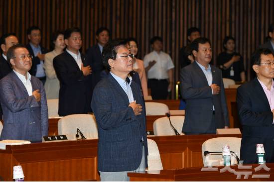 정우택 원내대표(앞줄 왼쪽) 등 자유한국당 의원들이 22일 오전 국회 예결위회의장에서 열린 의원총회에 참석해 국기에 대한 경례를 하고 있다. (사진=이한형 기자/자료사진)