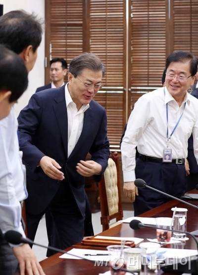 문재인 대통령이 27일 오전 청와대 여민관에서 수석 보좌관회의를 주재하기 위해 자리로 향하고 있다. (청와대) 2017.7.27/뉴스1