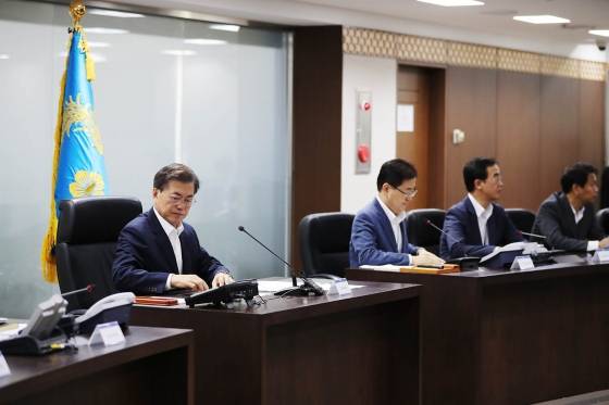 문재인 대통령은 북한이 미사일을 발사했다는 보고를 받고 29일 오전 1시 청와대 국가안전보장회의(NSC) 전체회의를 직접 주재했다./사진=청와대