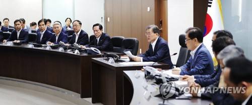 (서울=연합뉴스) 문재인 대통령이 29일 오전 1시 북한이 28일 밤 자강도 일대에서 동해상으로 탄도미사일로 추정되는 발사체를 기습 발사한 것과 관련해 긴급 국가안전보장회의(NSC) 전체회의를 소집해 발언하고 있다.