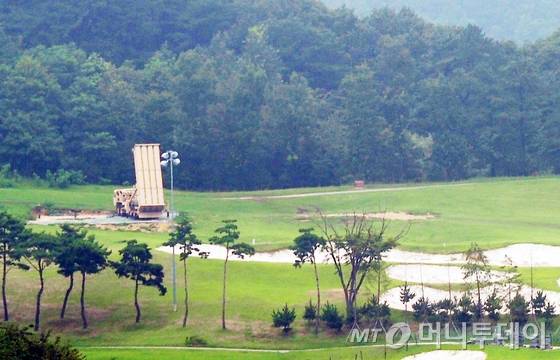 30일 경북 성주군 사드기지에 사드 발사대와 관련 장비들이 배치돼 있다. 문재인 대통령은 북한의 대륙간탄도미사일 발사에 대응하기위해 사드(THAAD, 고고도미사일방어체계)발사대 4기를 환경영향 평가에 앞서 배치하겠다고 밝혔다.2017.7.30/뉴스1   <저작권자 © 뉴스1코리아, 무단전재 및 재배포 금지>