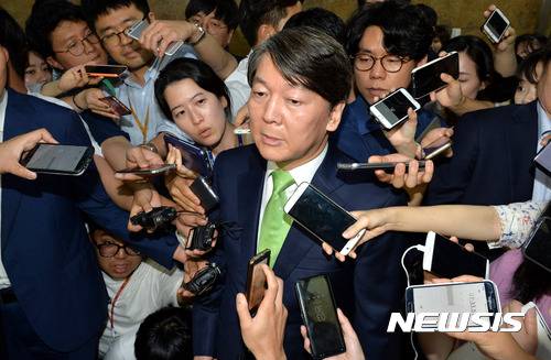 【서울=뉴시스】배훈식 기자 = 안철수 국민의당 전 대선 후보가 31일 오후 서울 여의도 국회에서 문용준씨 취업 특혜 제보 조작 사건에 대한 사과 기자회견을 마친 뒤 취재진에게 둘러싸여 있다. 2017.07.31. dahora83@newsis.com
