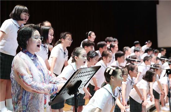 문재인 대통령 부인 김정숙 여사가 지난 5월 13일 전주교대 군산부설초등학교를 방문해 아이들과 함께 합창을 하고 있다.(사진=청와대)