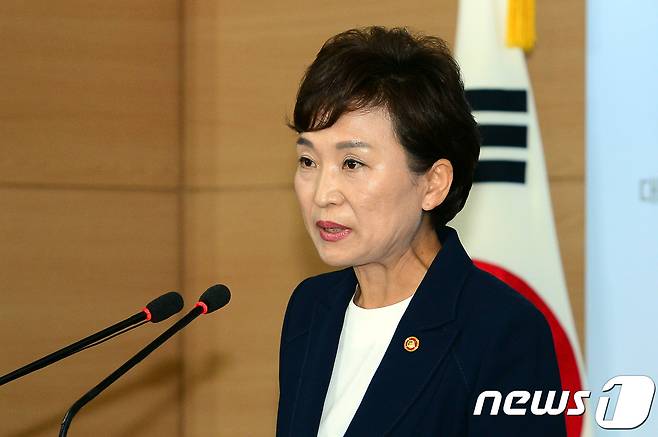 김현미 국토교통부장관이 2일 오후 서울 세종로 정부서울청사에서 실수요 보호와 단기 투기수요 억제를 통한 주택시장 안정화 방안을 발표하고 있다.2017.8.2/뉴스1 © News1 이광호 기자