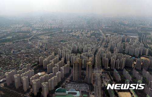 【서울=뉴시스】최동준 기자 = 정부가 서울 전역과 과천시를 투기과열지구로 지정하고 강남 4구를 포함한 서울 11구, 세종시를 투기지역으로 지정하는 고강도 대책을 내놓았다. 사진은 2일 서울 송파구 서울스카이타워에서 바라본 서울 주택가 모습. 2017.08.02. photocdj@newsis.com