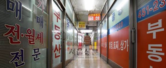 문 닫은 강남 중개업소  - ‘8·2 주택시장 안정대책’의 영향으로 3일 서울 강남구의 한 공인중개사 밀집 상가가 손님들의 발길이 끊긴 채 한산한 모습을 보이고 있다.박지환 기자 popocar@seoul.co.kr