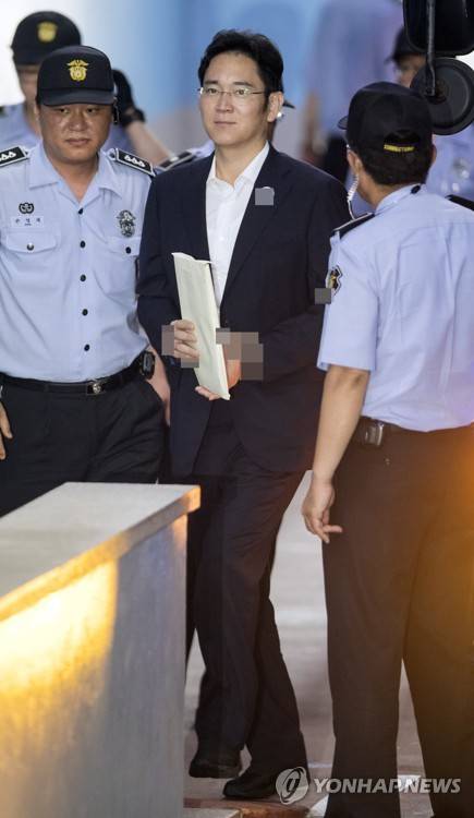 (서울=연합뉴스) 윤동진 기자 = 이재용 삼성전자 부회장이 3일 오전 서초구 서울중앙지방법원에서 열린 속행공판에 출석하기 위해 호송차에서 내려 법정으로 향하고 있다. 2017.8.3      mon@yna.co.kr