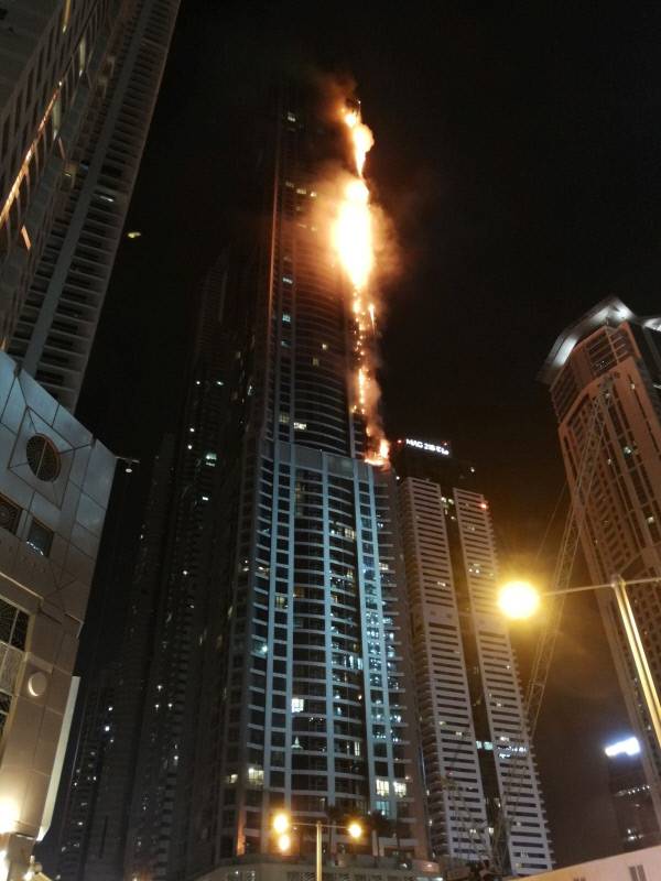 아랍에미리트(UAE) 두바이의 84층짜리 초고층아파트 토치타워에서 4일 새벽(현지시간) 화재가 발생해 건물이 불길에 휩싸여 있다. 트위터(@MitchGWilliams)