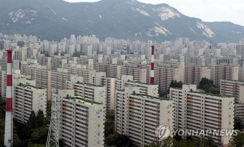 (서울=연합뉴스) 이상학 기자 = 가파르게 상승하던 서울 아파트값이 8·2 부동산 대책 영향으로 오름세가 둔화했다. 4일 부동산114 조사에 따르면 이번주 서울 아파트값은 0.37% 올라 지난주(0.57%)보다 상승폭이 0.20%포인트 축소됐다.  다만 이번 조사는 8·2 대책 발표를 전후해 이뤄졌고, 중개업소 단체 휴가 등도 겹쳐 8·2 대책의 영향은 다음주부터 반영될 것으로 보인다.사진은 4일 서울 투기과열지구에 이어 투기지역까지 지정된 노원구 일대 아파트 단지.2017.8.4      leesh@yna.co.kr