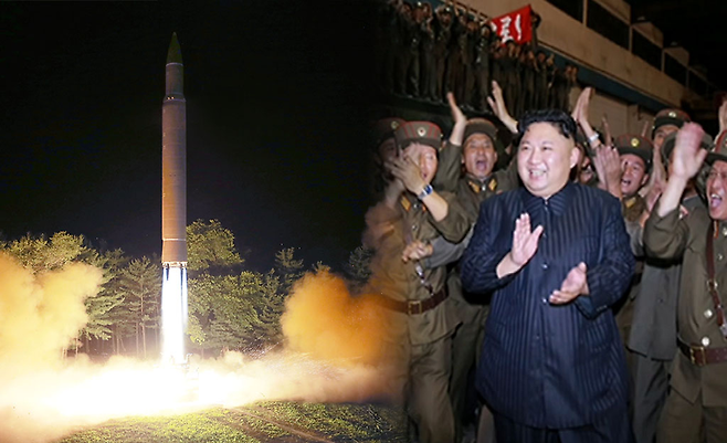 북한이 7월28일 밤 실시한 대륙간 탄도미사일급 '화성-14'형 미사일 2차 시험발사 모습. 다음 날인 7월29일 낮 조선중앙TV는 김정은 노동당 위원장이 직접 지켜보는 가운데 미사일을 발사하는 영상을 공개했다. © 사진=연합뉴스